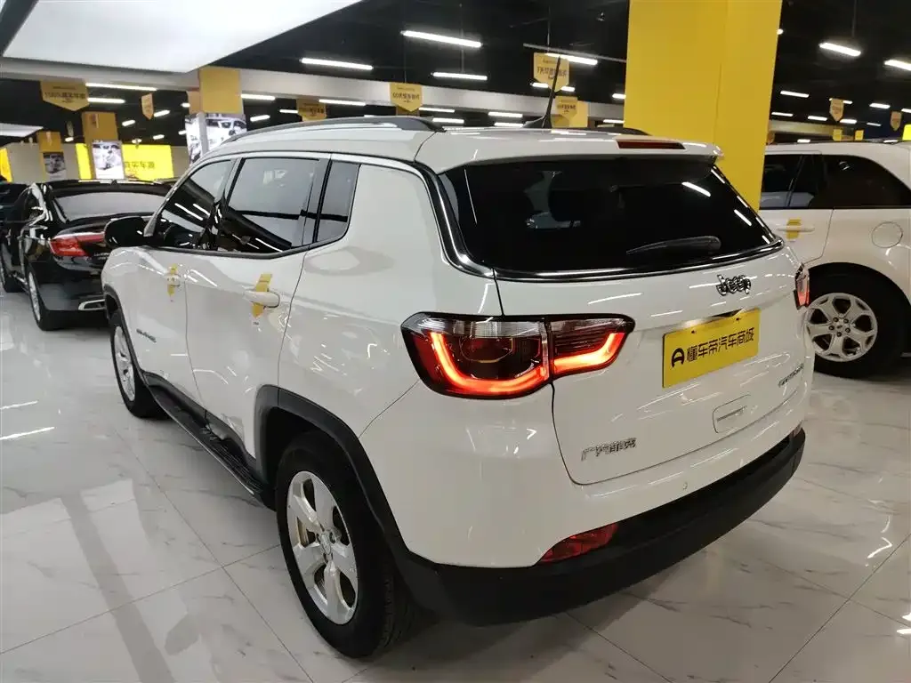 Jeep Compass — фото 10