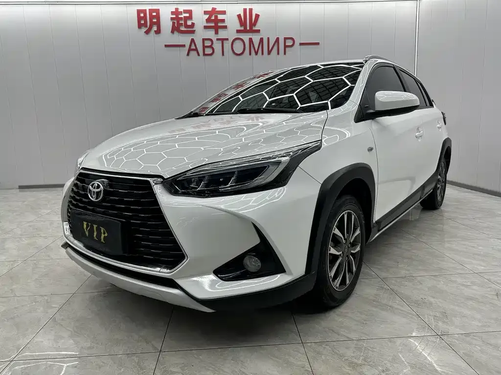 Toyota Yaris L — фото 1
