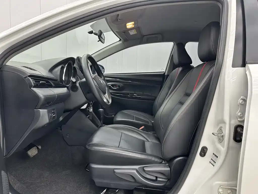Toyota Yaris L — фото 3