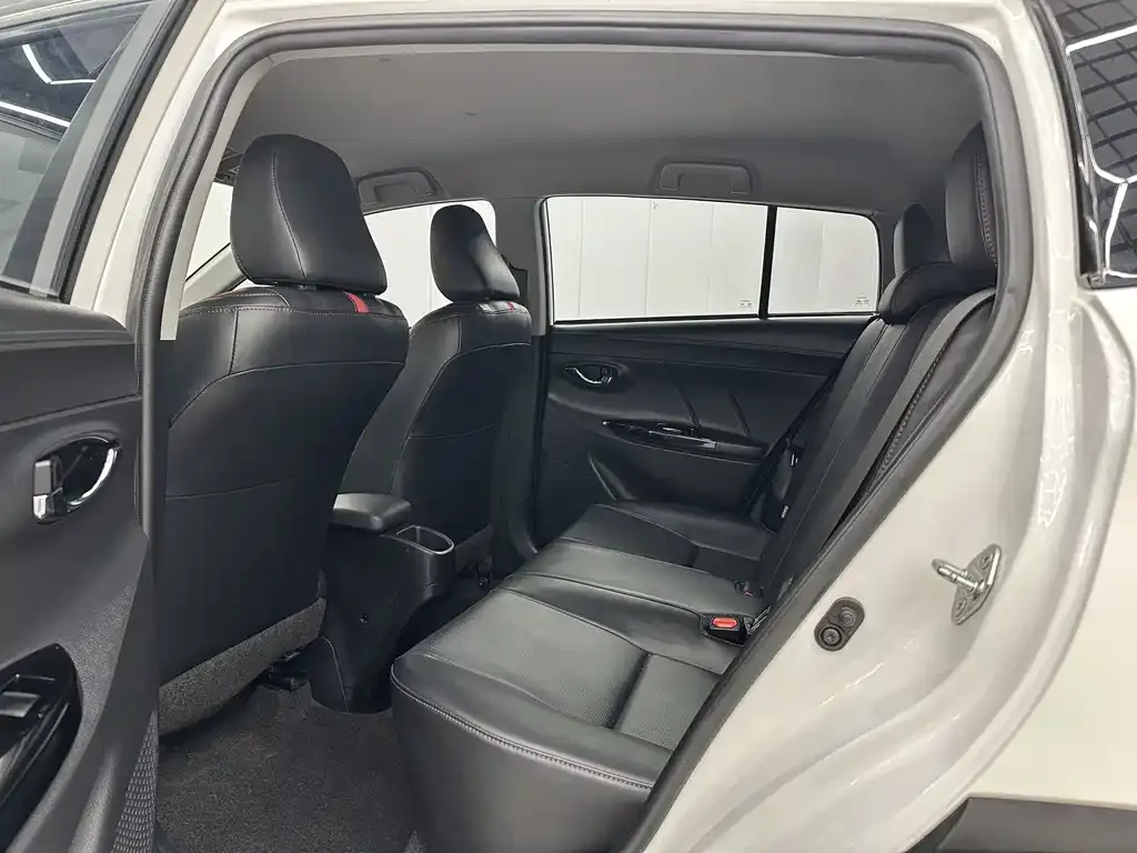 Toyota Yaris L — фото 2