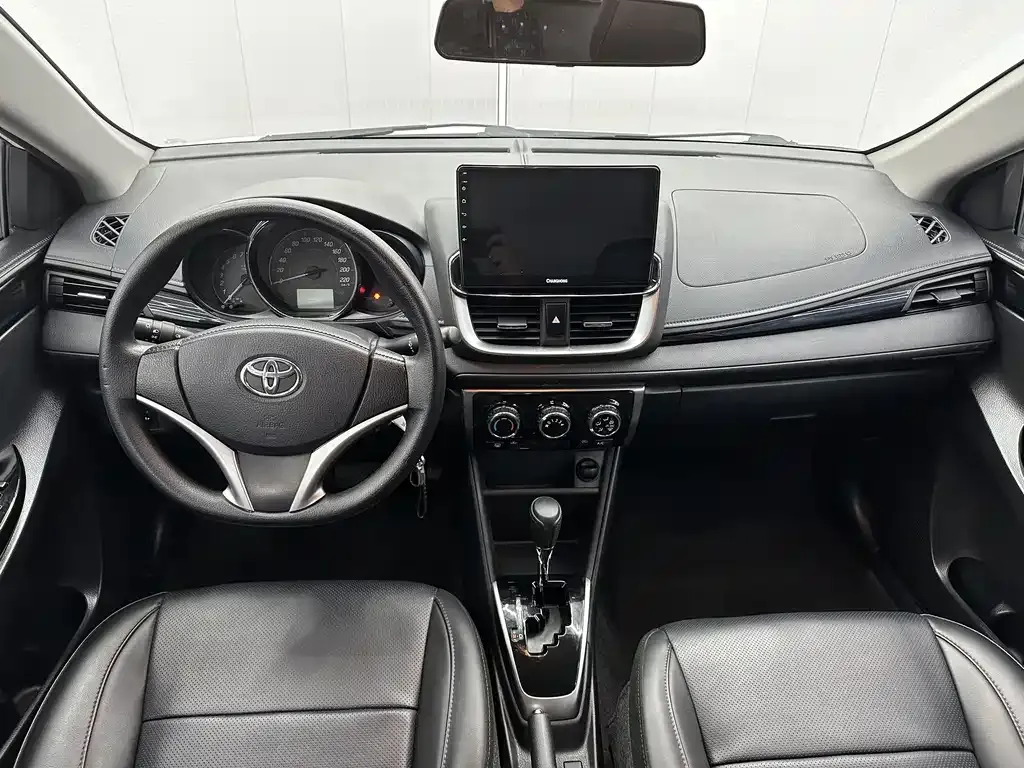 Toyota Yaris L — фото 10