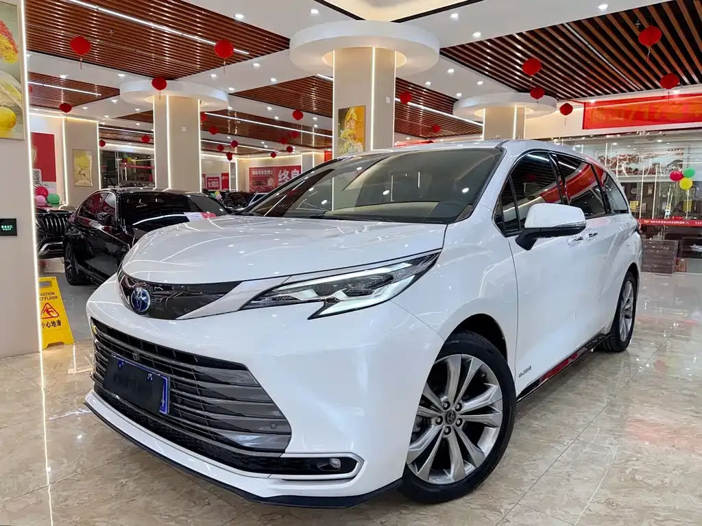 Toyota Sienna — фото 1