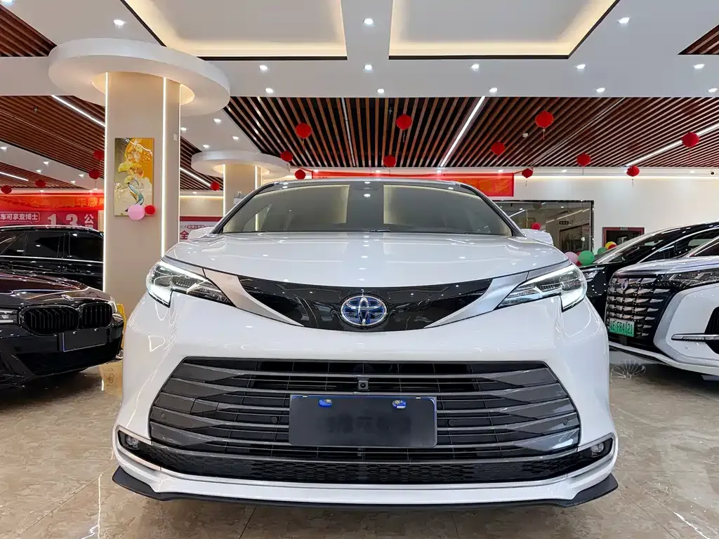 Toyota Sienna — фото 9