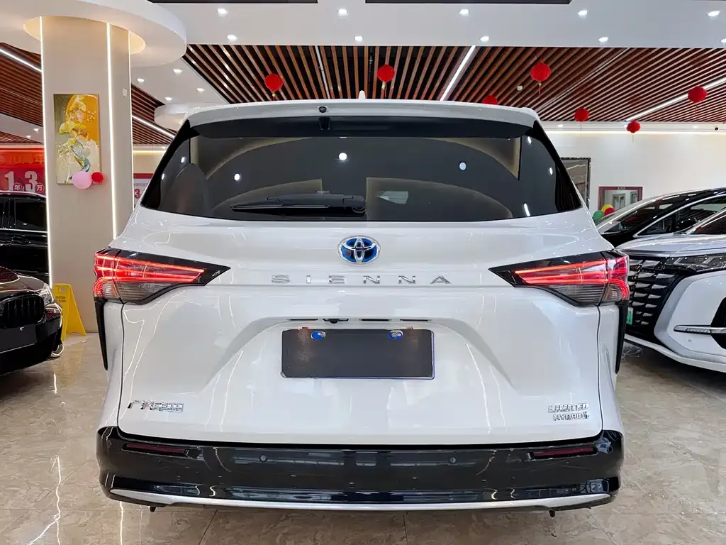 Toyota Sienna — фото 3