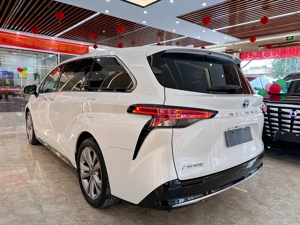 Toyota Sienna — фото 10