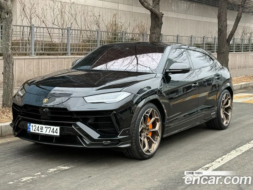 Lamborghini Urus — фото 1