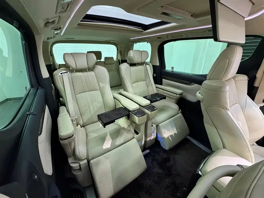 Toyota Alphard — фото 2