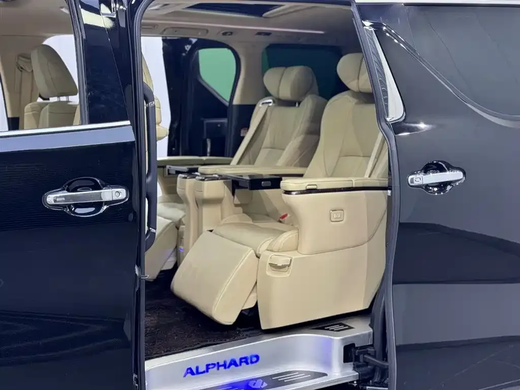 Toyota Alphard — фото 5