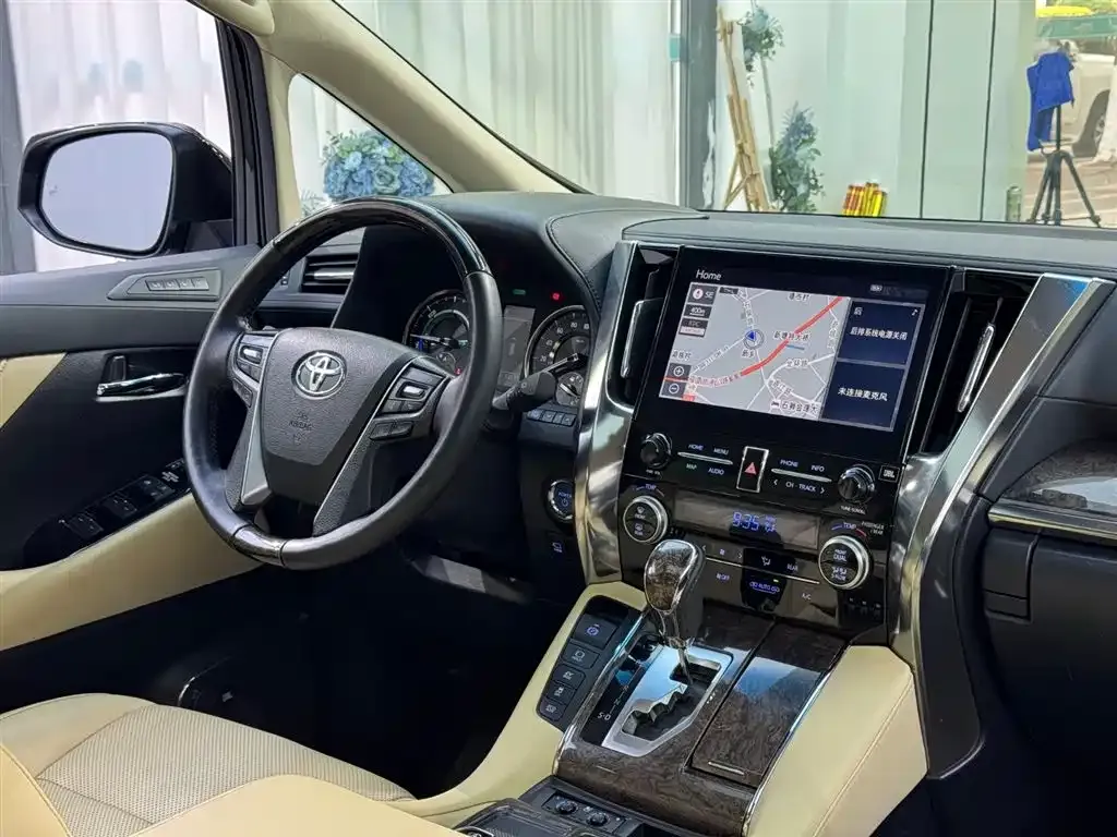 Toyota Alphard — фото 9