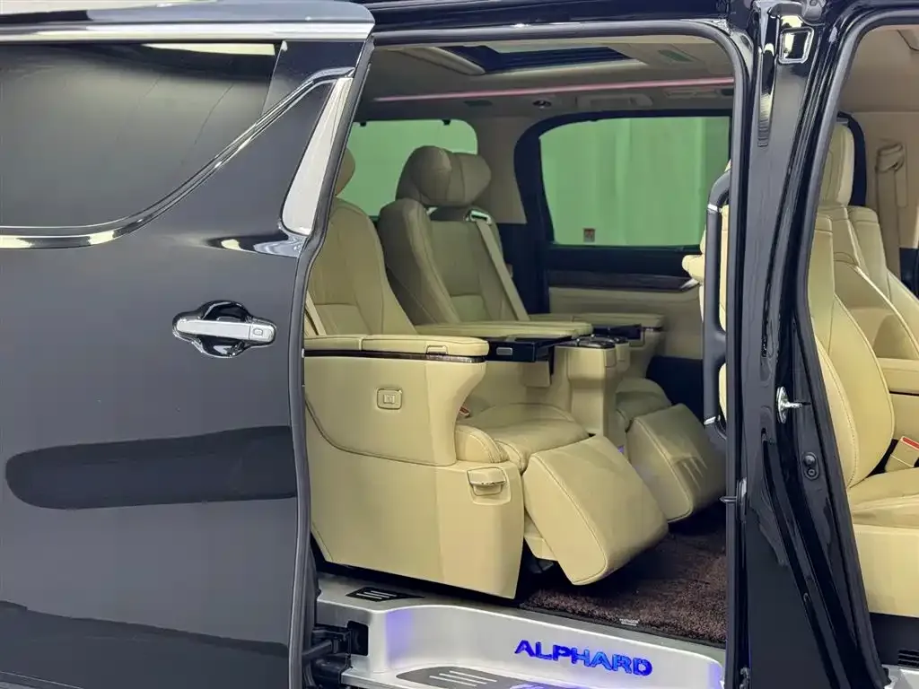 Toyota Alphard — фото 8