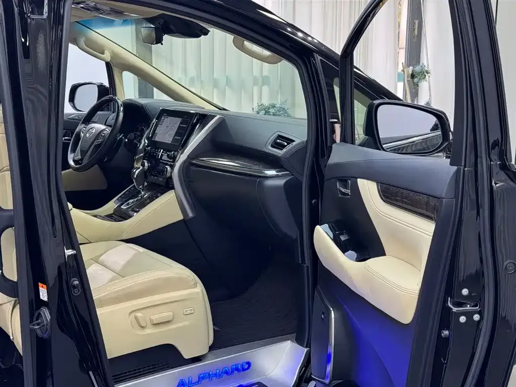 Toyota Alphard — фото 3