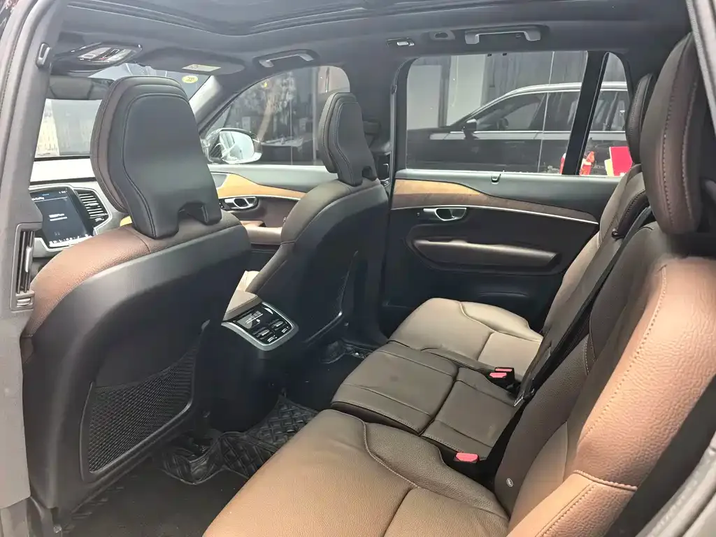 Volvo XC90 — фото 10