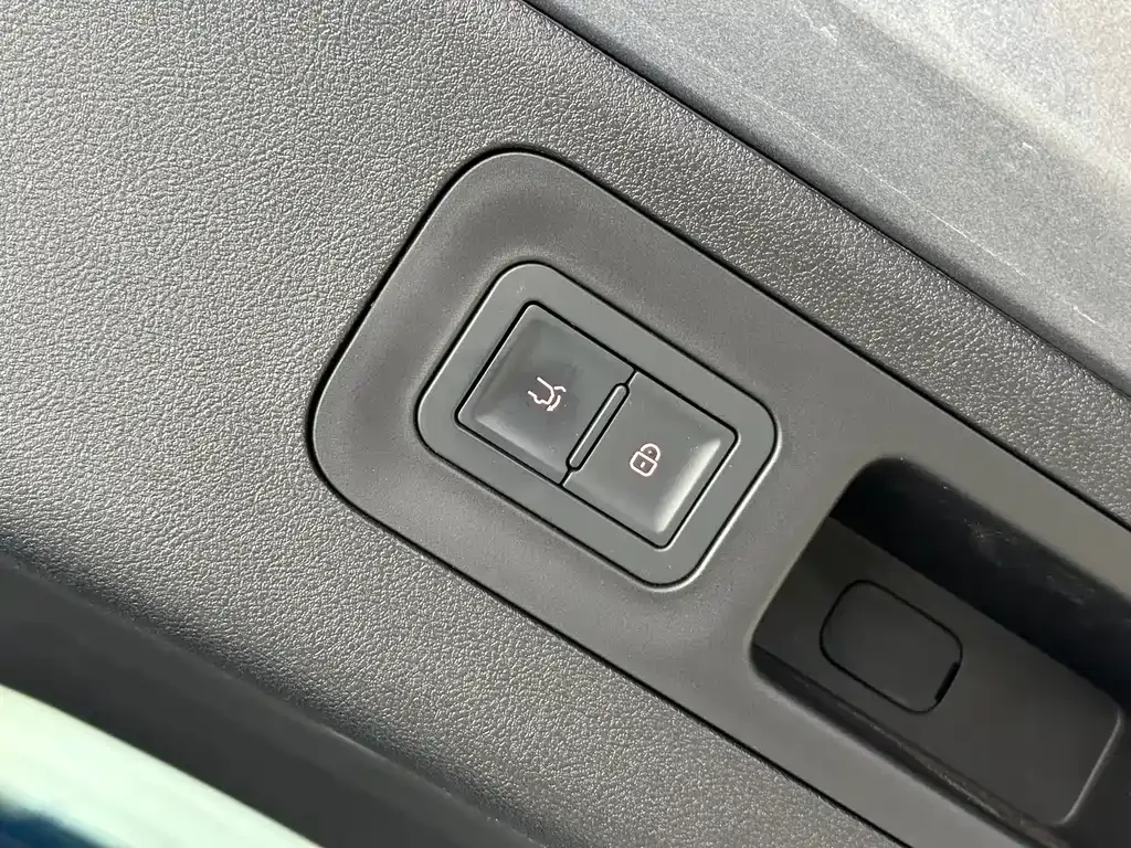 BYD L DM-i — фото 10