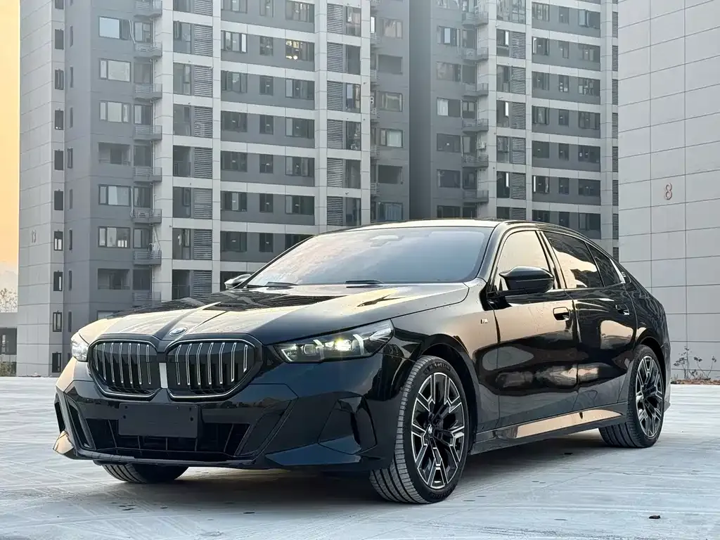 BMW 5 Series — фото 1