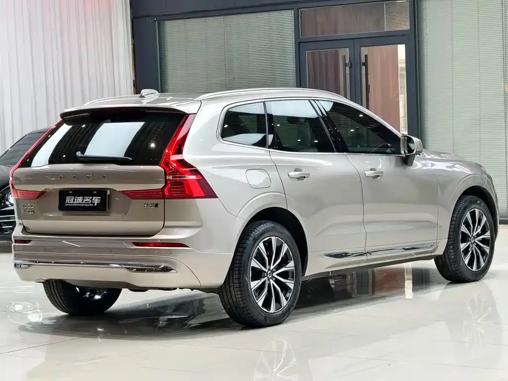 Volvo XC60 — фото 10