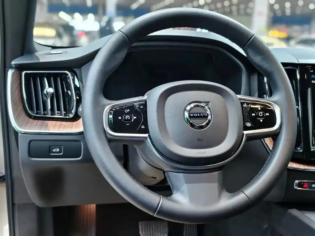 Volvo XC60 — фото 8