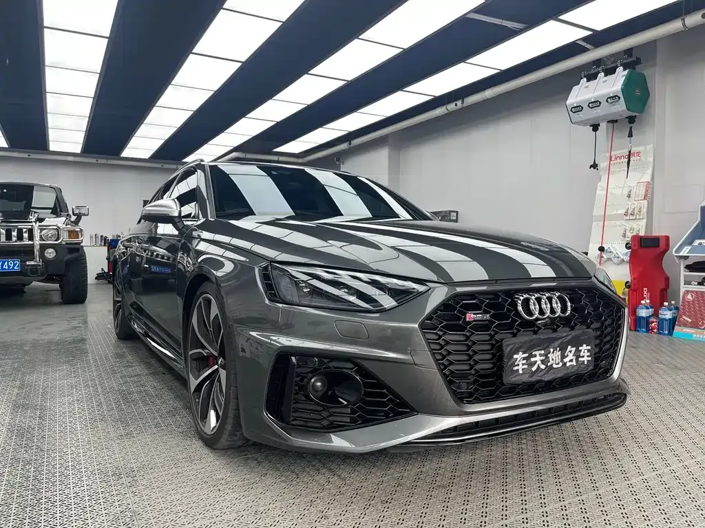 Audi RS 4 — фото 1