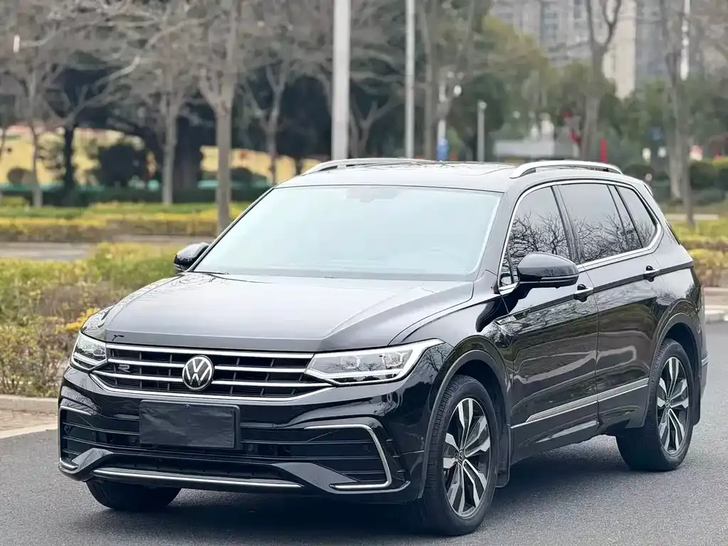 Volkswagen Tiguan L — фото 1