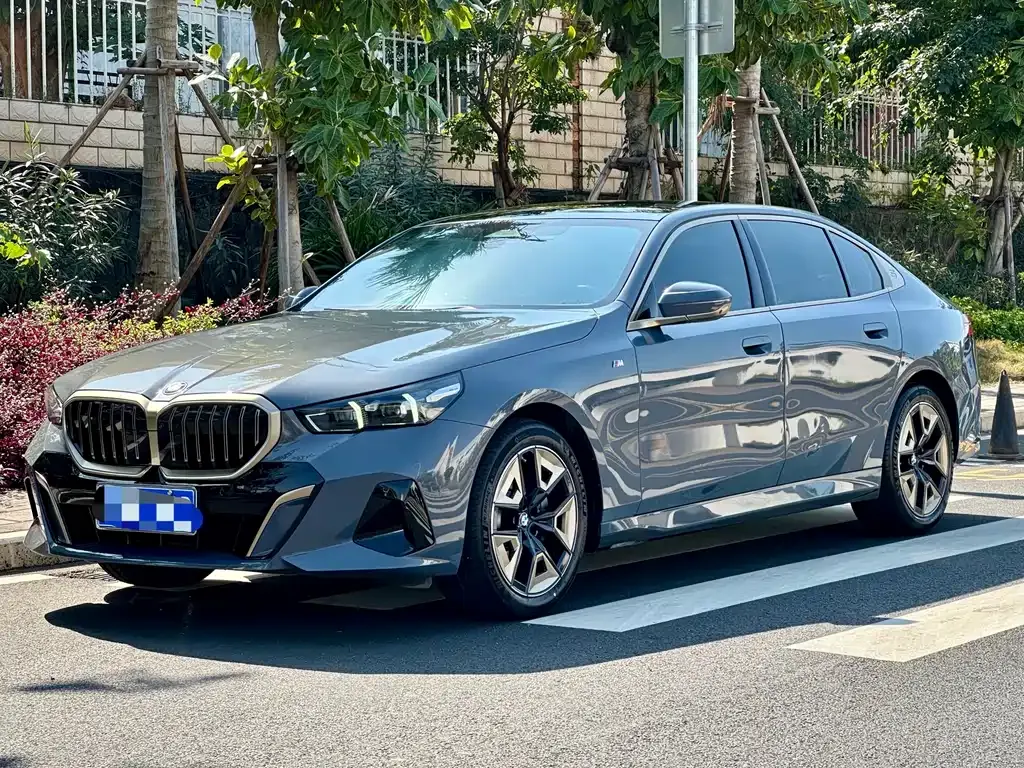 BMW 5 Series — фото 1