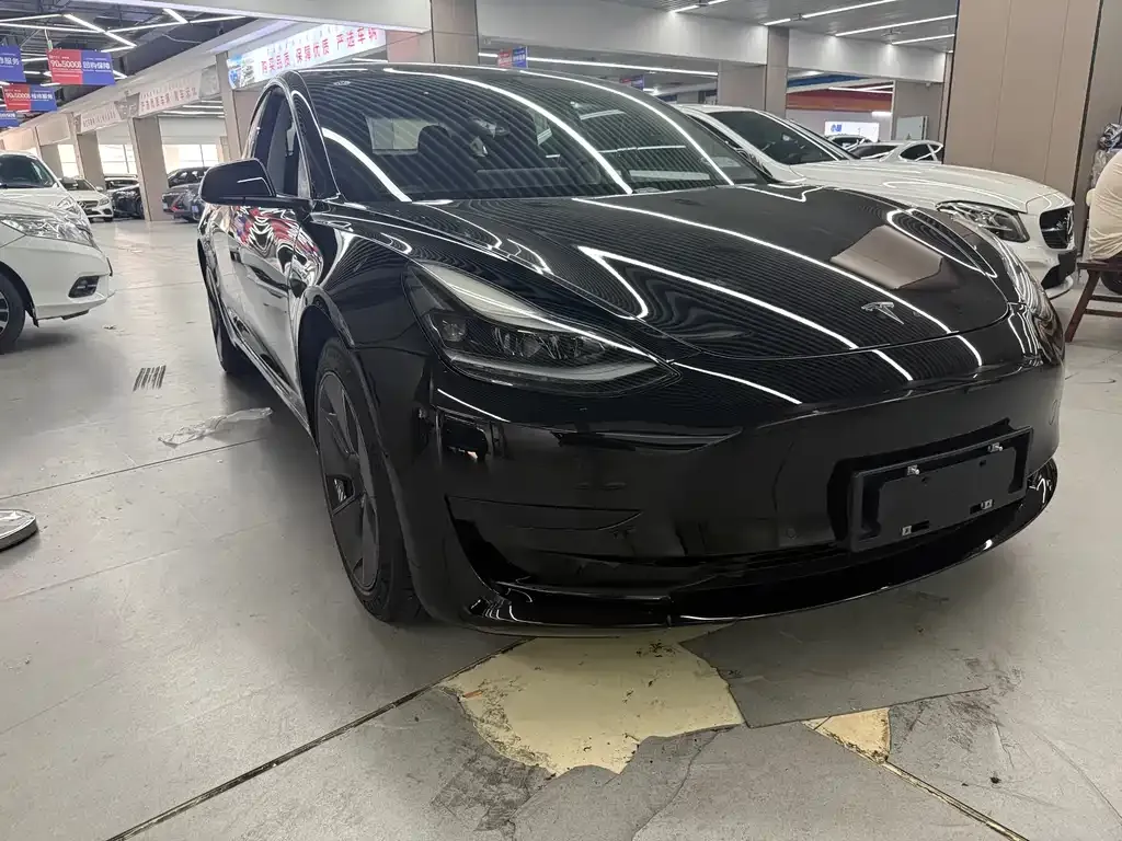 Tesla Model 3 — фото 1