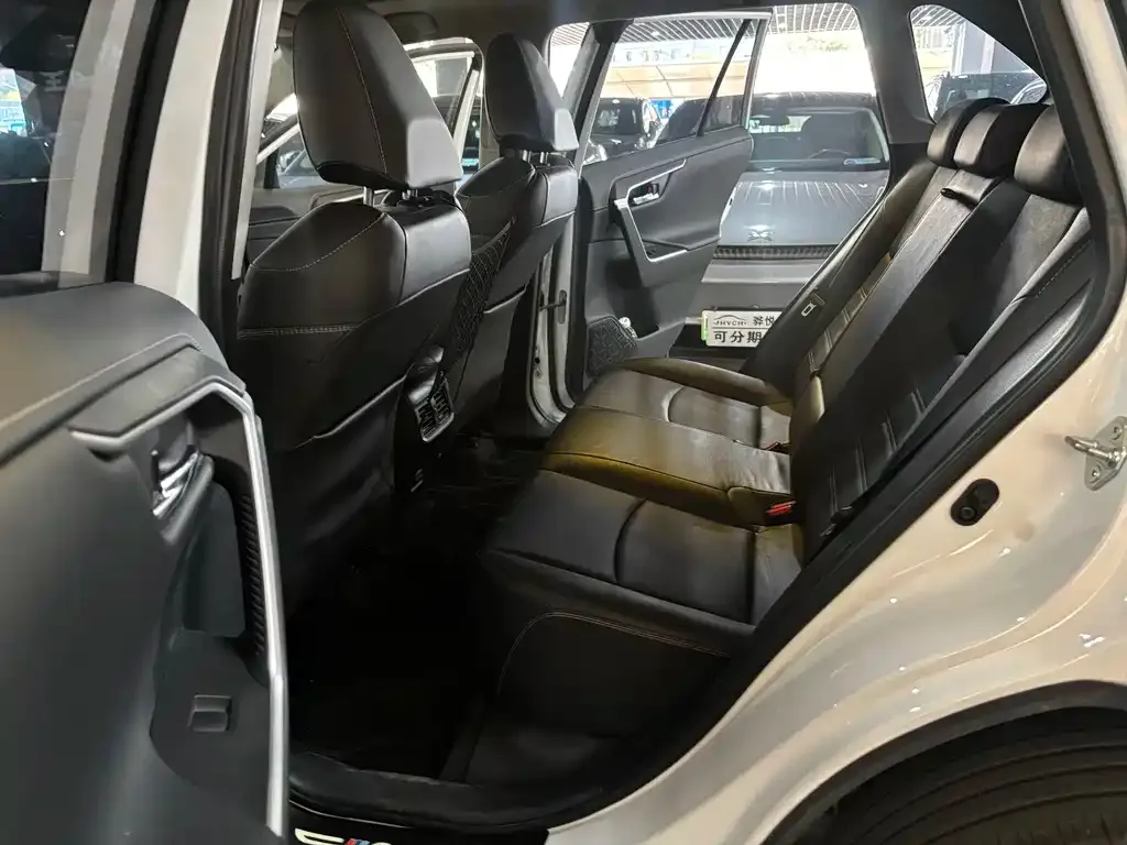 Toyota RAV4 — фото 6