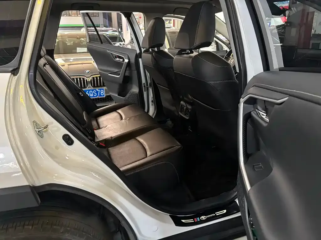 Toyota RAV4 — фото 8