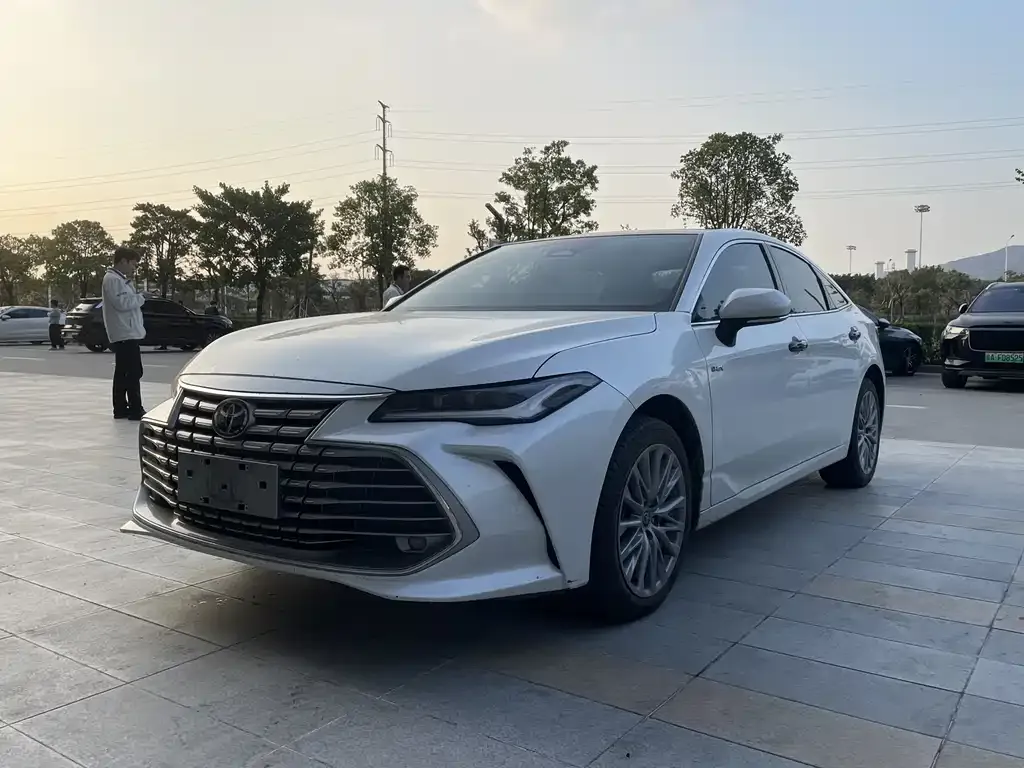 Toyota Avalon — фото 1