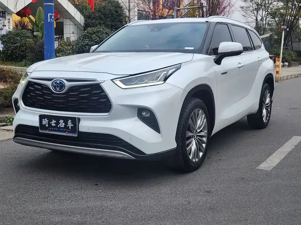 Toyota Highlander — фото 1