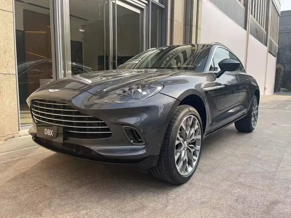 Aston Martin DBX — фото 1