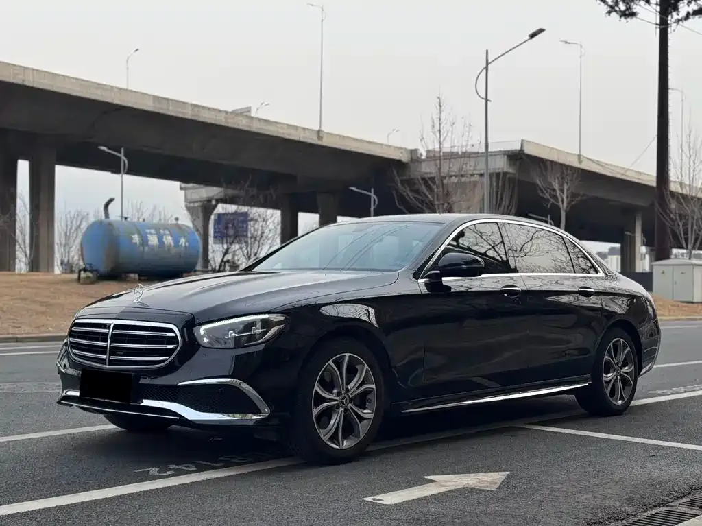 Mercedes-Benz E-Class — фото 1