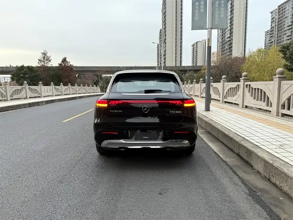 Mercedes-Benz EQS SUV — фото 5