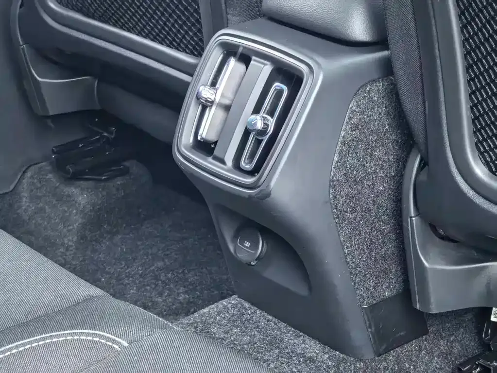 Volvo XC40 — фото 9