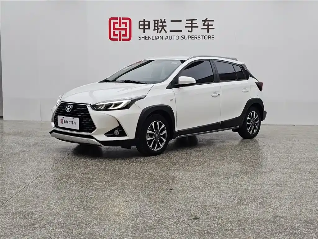 Toyota Yaris L — фото 1