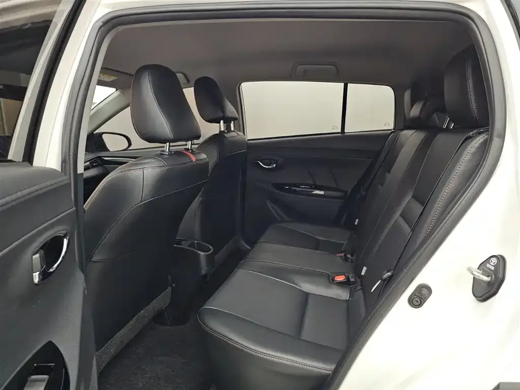 Toyota Yaris L — фото 4