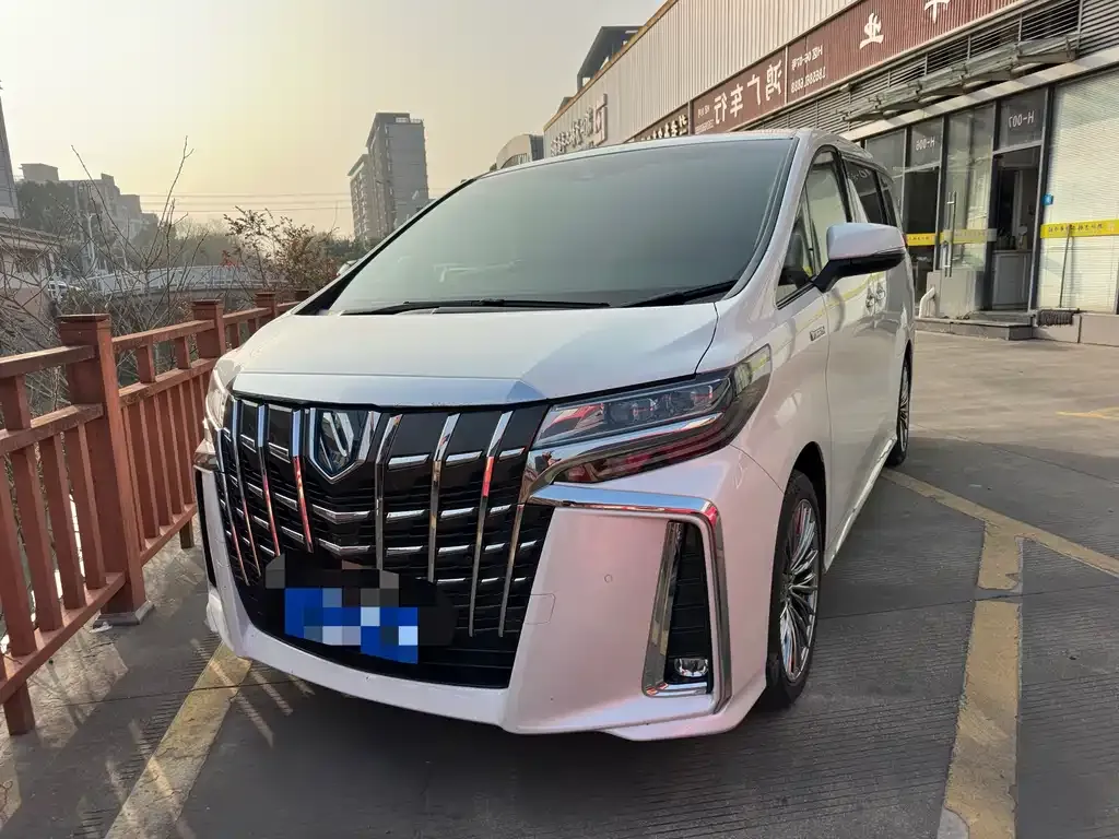 Toyota Alphard — фото 1