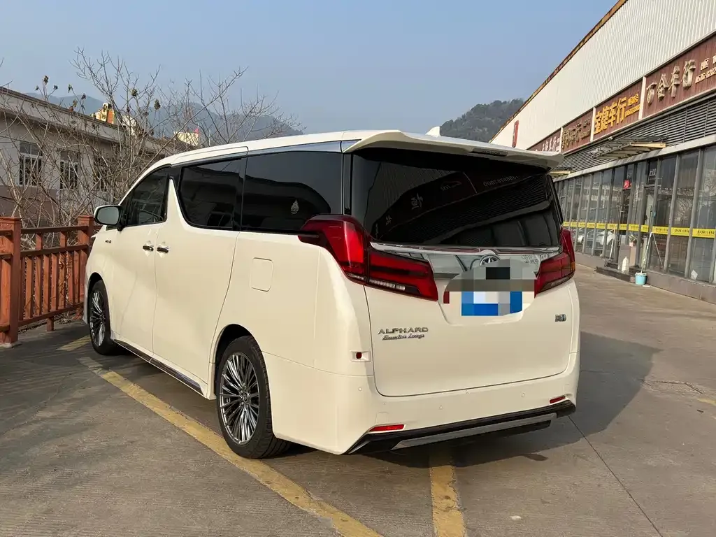 Toyota Alphard — фото 3