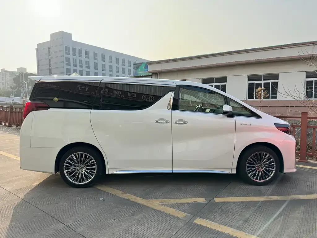 Toyota Alphard — фото 5