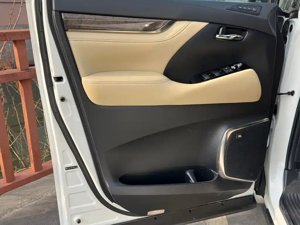Toyota Alphard — фото 6