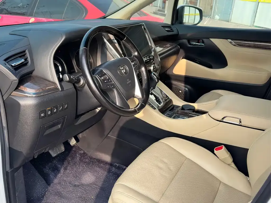 Toyota Alphard — фото 4
