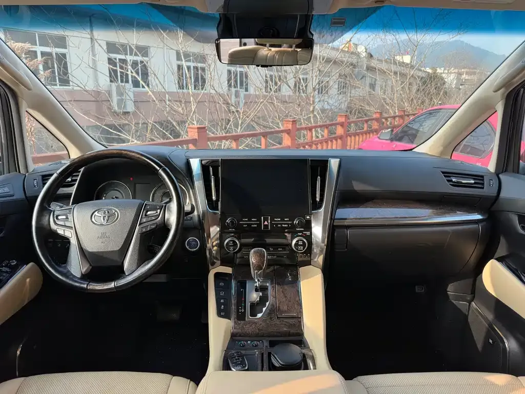 Toyota Alphard — фото 7