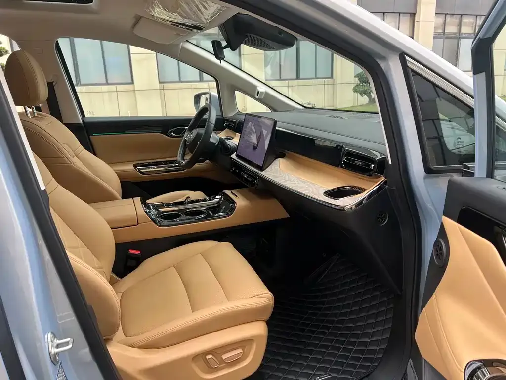 GAC Motor E8 Hybrid — фото 7