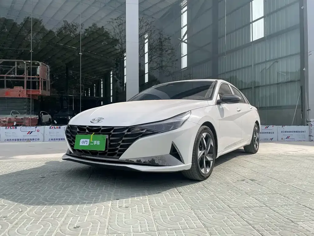 Hyundai Elantra — фото 1