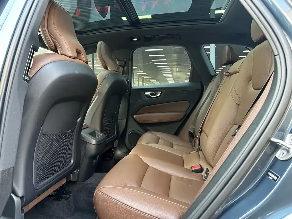 Volvo XC60 — фото 10
