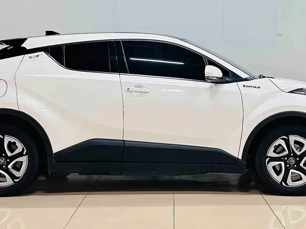 Toyota C-HR EV — фото 3