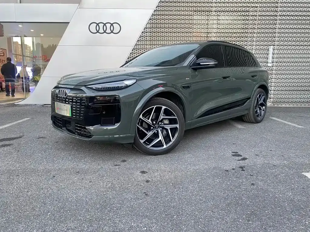 Audi Q6L e-tron — фото 1
