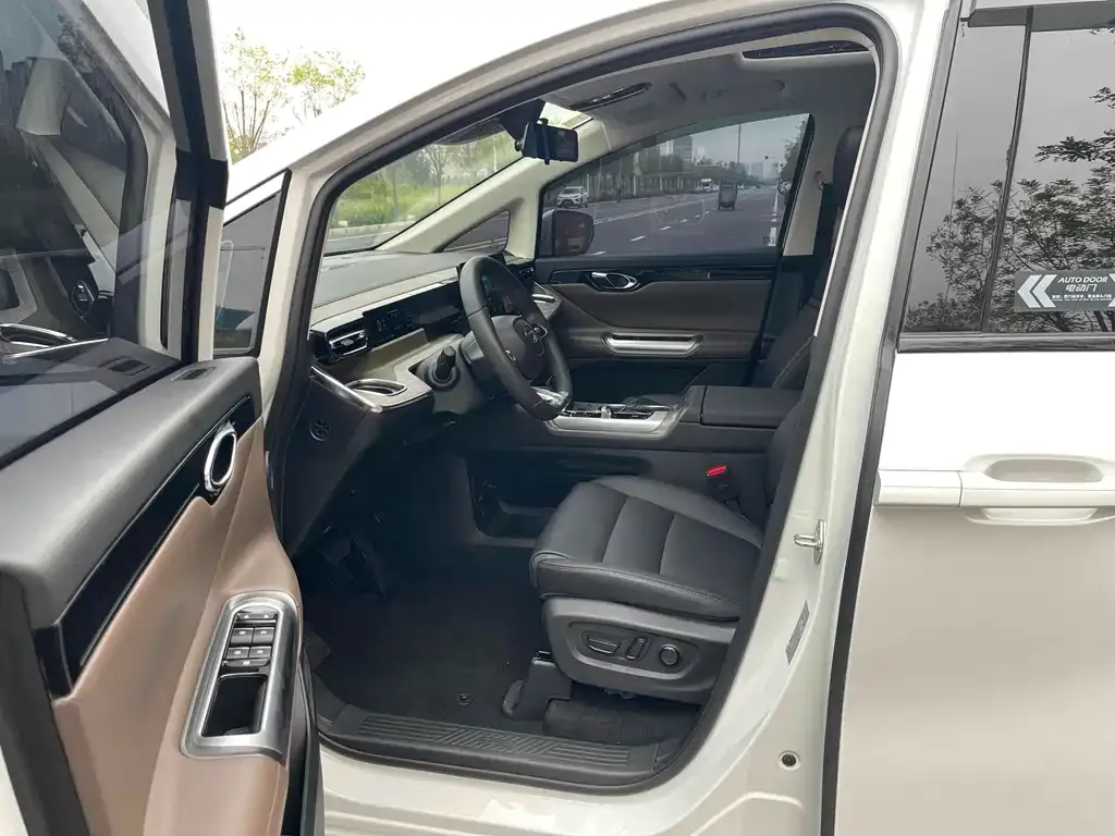 GAC Motor E8 Hybrid — фото 4