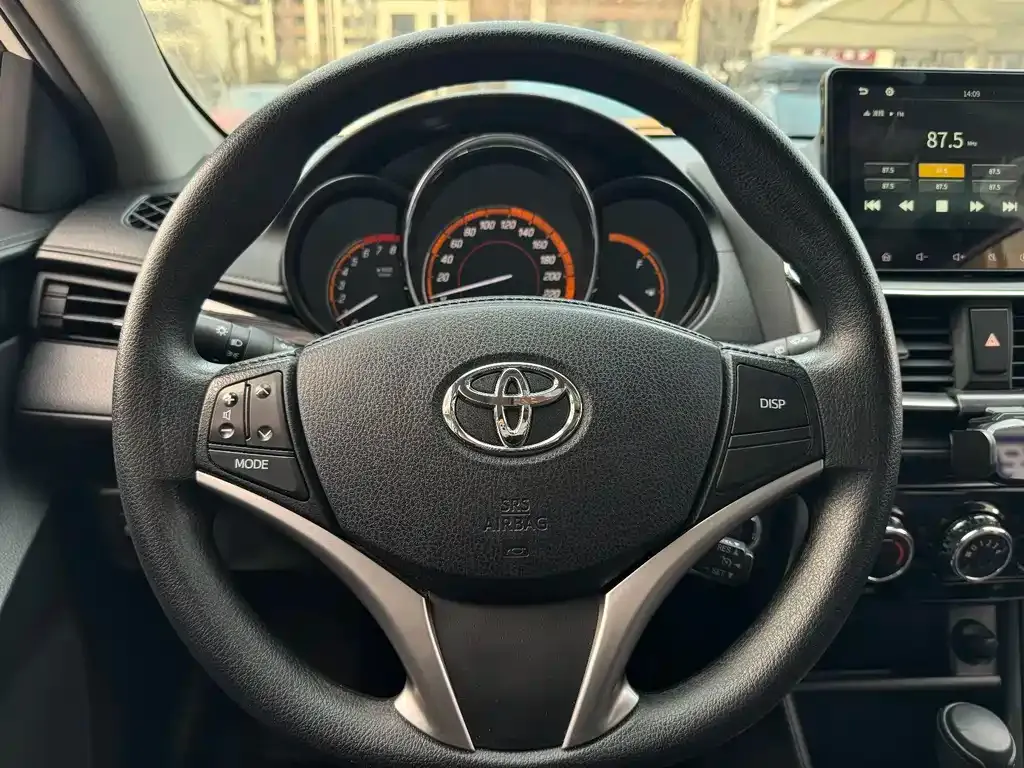 Toyota Yaris L — фото 3
