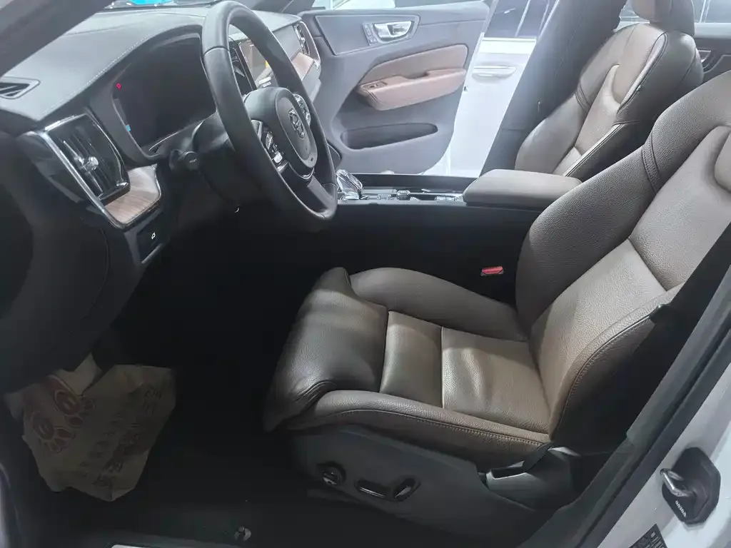 Volvo XC60 — фото 10