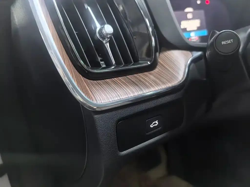 Volvo XC60 — фото 3