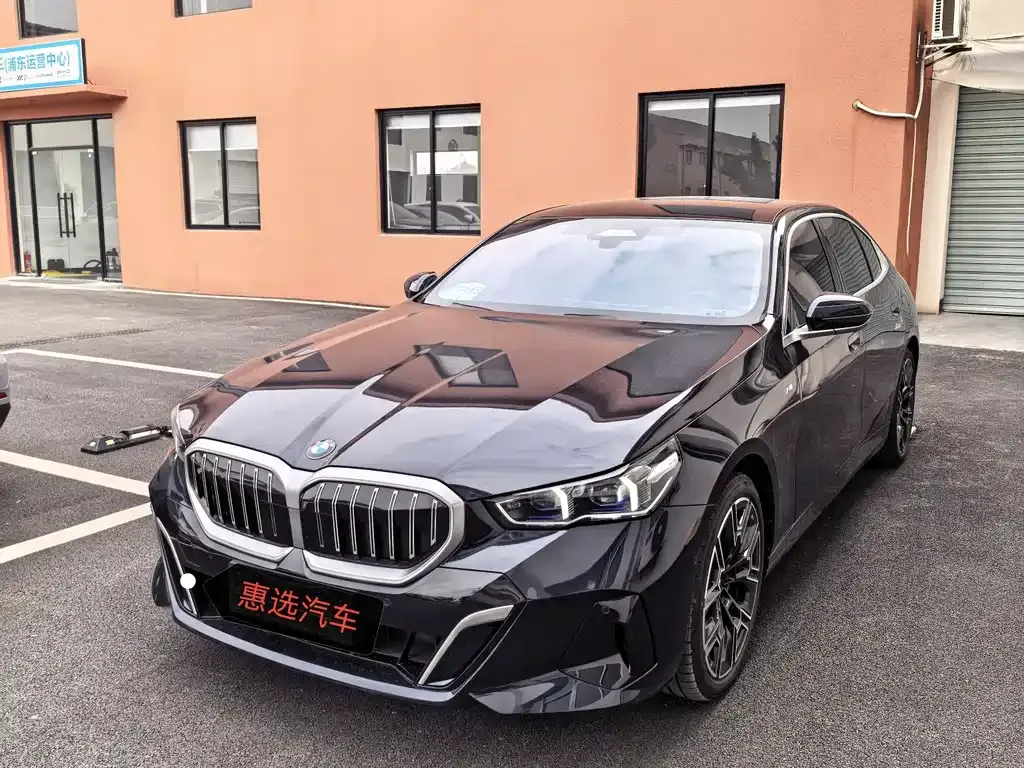 BMW 5 Series — фото 1